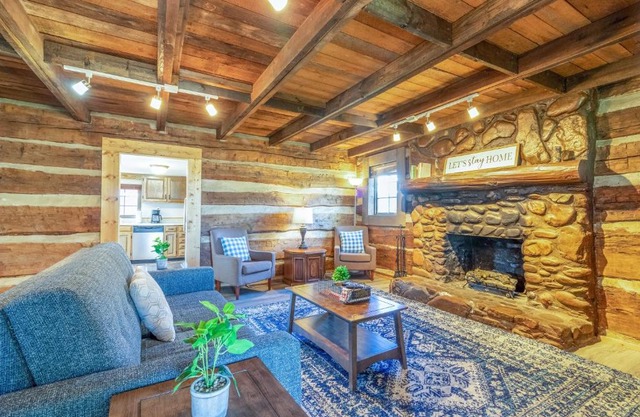 Sunfish Lodge Historic Cabin on Lakefront