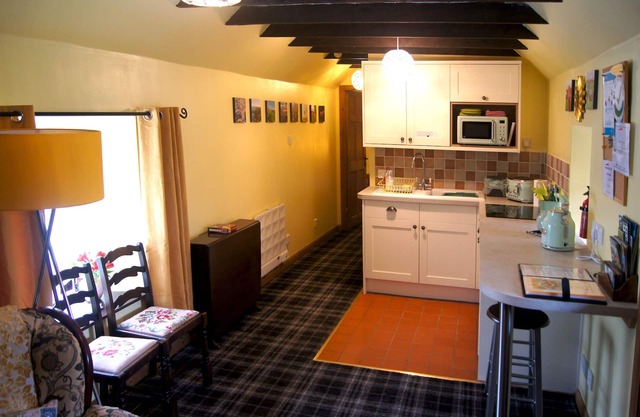 Sunflower Cottage, cosy place near the woods and river with private garden.