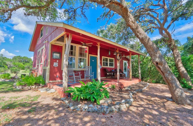 Sunflower Ridge Cabin - Charming Romantic Getaway