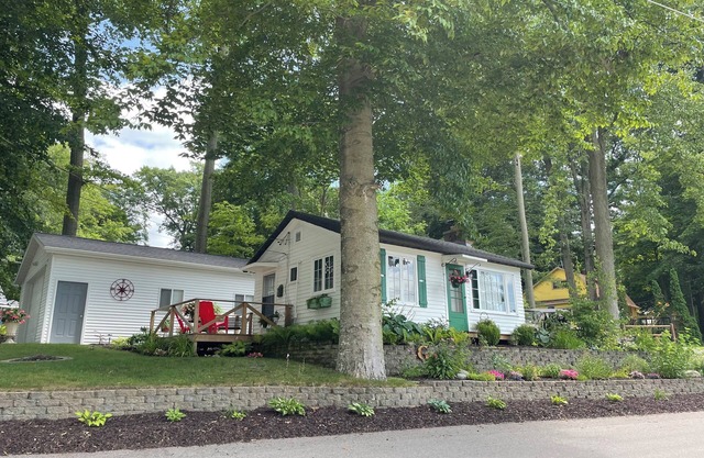 Sunglo Sunset Bungalow~Across from Lincoln Lake!