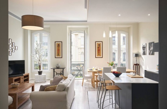 Sunlight Properties GISELE: Hyper centre, 1 bedroom with bright modern living