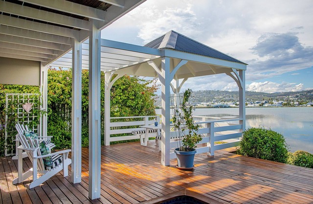Sunlit 3-bedroom house in a secure marina estate in Knysna