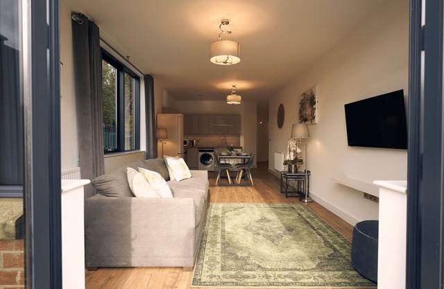 Sunlit One Bedroom Apartment with Terraced Patio
