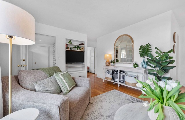 Sunlit Scandi House - Large Yard, Great Location!