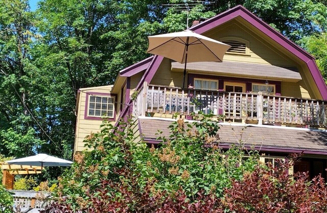 Sunny 1400 SQFT Dutch Colonial in Portland Heights - 5 min to downtown, NW 23rd