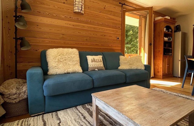 Sunny 2-BR Apartment with Balcony, Pool & Parking, Near Ski Lifts