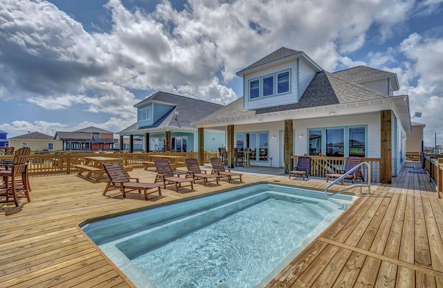 Sunny & 75: 5 BR, 5.5 BA in Crystal Beach, Sleeps 26