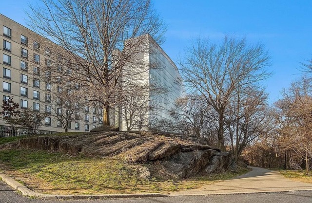 Sunny Apartment in Harlem. 3 blocks from Subway. Elevator Building and Security