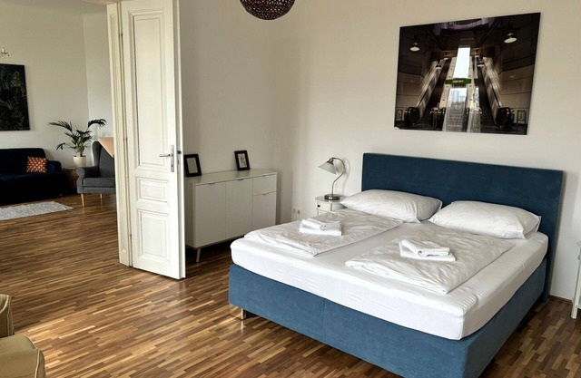 Sunny apartment right on the Augarten