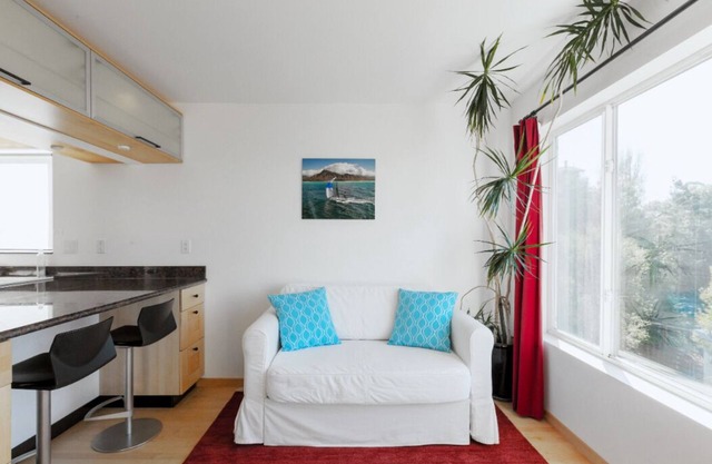Sunny apartment with private deck, Bay view