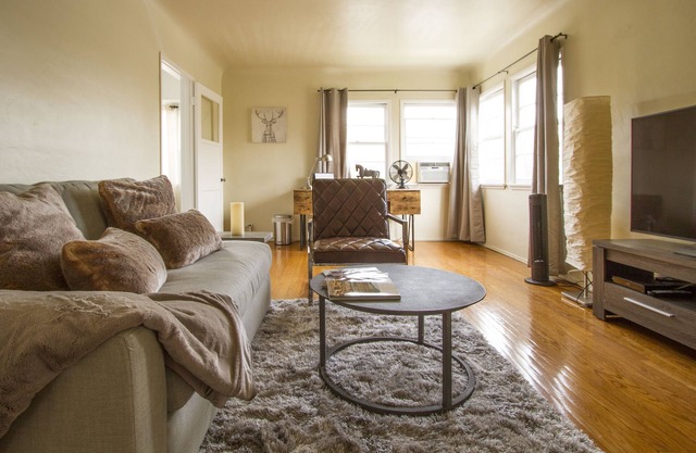 Sunny Apartment with a Mountain View in Central Eagle Rock