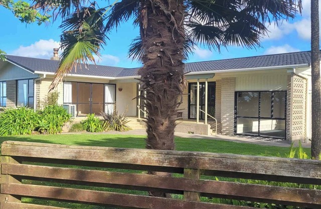 Sunny Awhitu Cottage/A Dozen Beach's to choose from 10 minutes away.