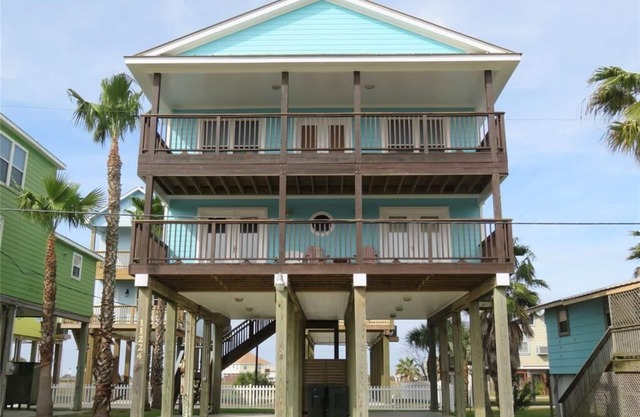 Sunny Beach OCEANVIEW HOME! one minute walk to BEACH!