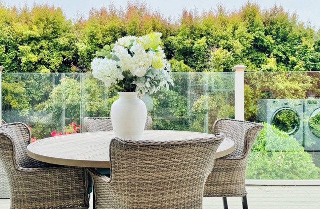 Sunny Bungalow with Sky View Terrace steps to Cafes, Theatre, Music