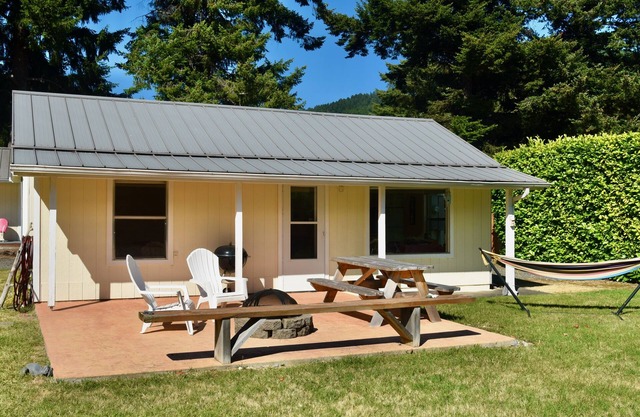 Sunny Cabin on the Rogue River at Gold Beach