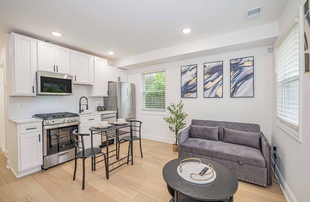 Sunny, Chic, Centrally Located 2 bedroom, with Parking & Alexa