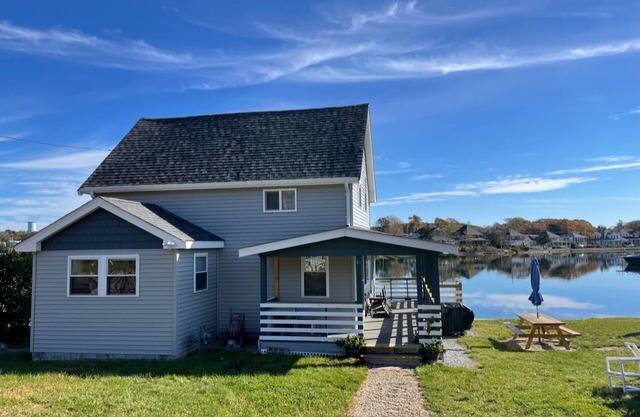 Sunny Cottage with Backyard Swimming, Water views, close to Downtown/Restaurants/Beaches. Bring your Water shoes!