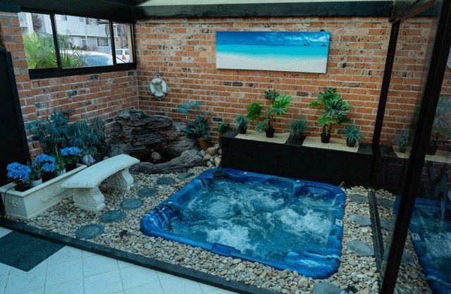 SUNNY DAYZ SHELLHARBOUR-4 bed home 5 mins walk to 2 beaches with outdoor jacuzzi