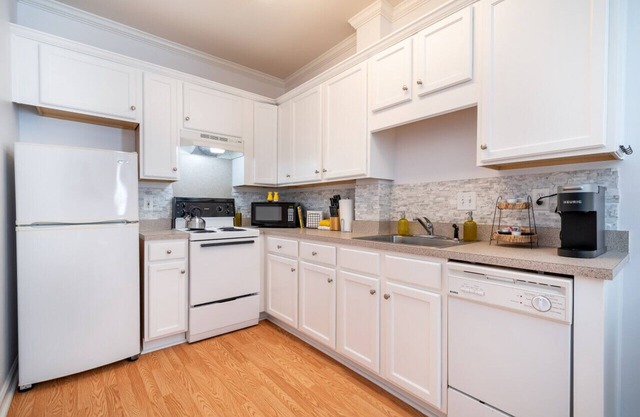 Sunny Daze · Sunny Daze- Chic condo close to NASCAR