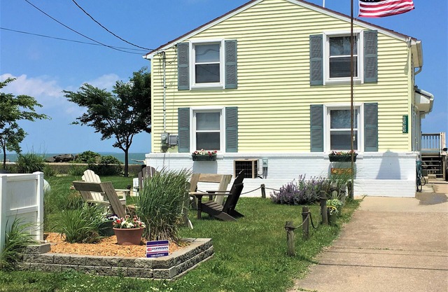 Sunny Disposition-Quaint Cottage on Lake Erie Near Port Clinton, Lakefront