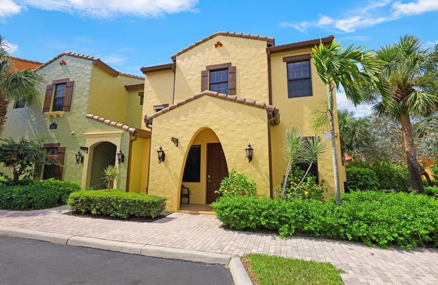 Sunny Get Away in Ole at Lely, Naples in Cozy Townhouse.