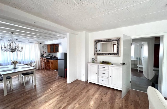 Sunny large apartment with 2 bedrooms and conservatory for 3-4 people