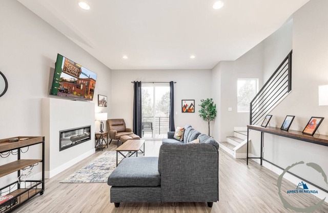 Sunny, modern home to work & play near Olde Town