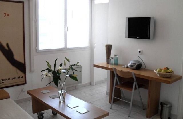 Sunny, quiet 1 bedroom apartment in central Cannes. Near beach, bars & Palais