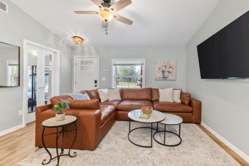 Sunny Retreat Near Downtown & Beaches