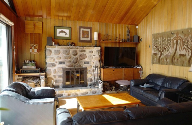 Sunny south-facing lakefront cottage with sauna close to ski hills and trails