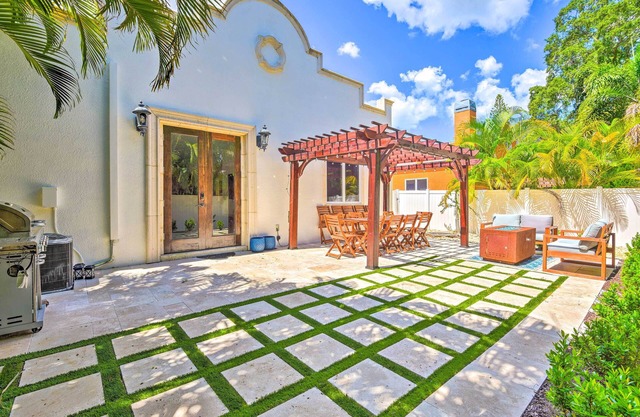 Sunny Sarasota Abode w/Yard ~ 1 Mi to Dtwn!