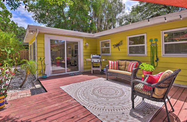 Sunny Sarasota Home w/Yard < 2 Mi to Downtown!
