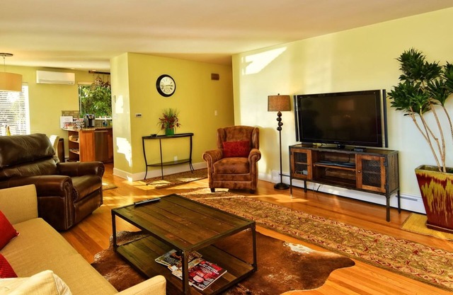 SUNNY & SPACIOUS 2BD CONDO - AC - GAS FIREPLACE - 5 STAR RATINGS