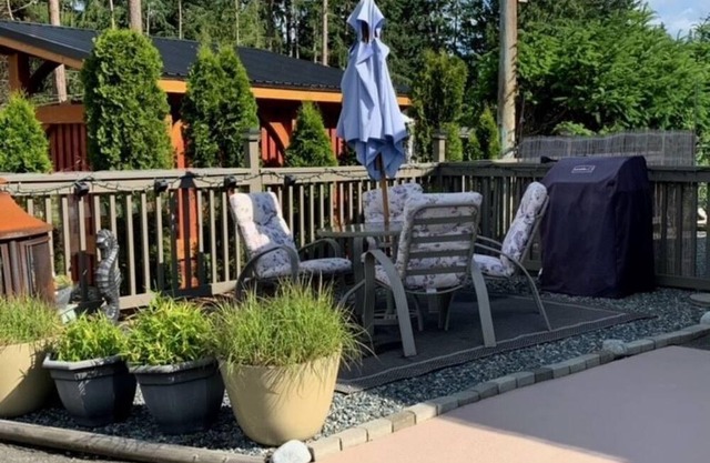 Sunny suite near the ocean! Private entrance, fireplace, king size bed.