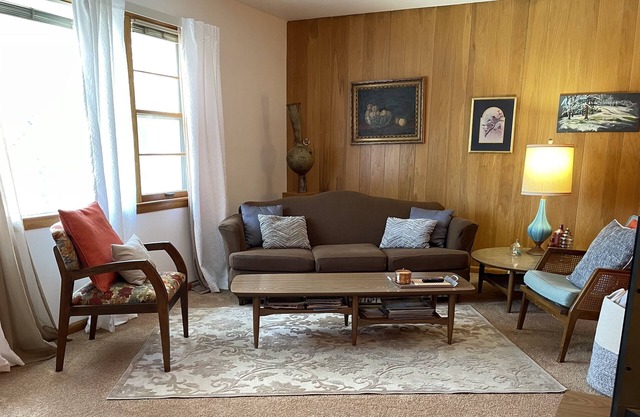 Sunny Upper Flat in Shorewood. Great location, great community!