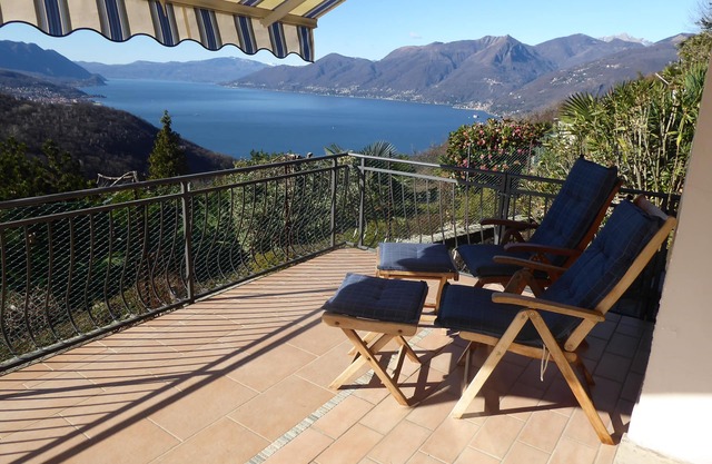 Sunny vacation apartment, quiet southern location, sea, panoramic mountain view