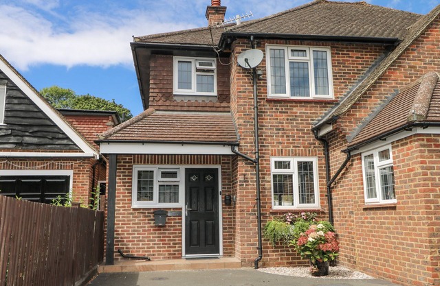 SUNNYFIELD COTTAGE, romantic, with a garden in Coulsdon