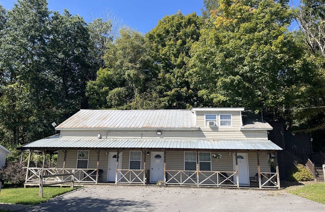 Sunnyside Apartment #3, 1 of 3, Great location - 1/2 mile to Dreams Park, pool