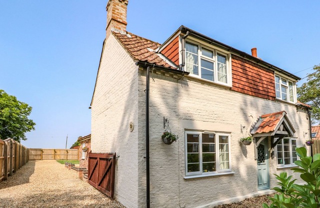SUNNYSIDE COTTAGE, pet friendly, with a garden in Swaton
