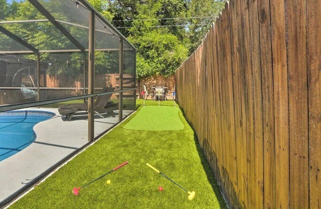 SunRay Stay ~ Heated Pool, Putting Green, & Patio