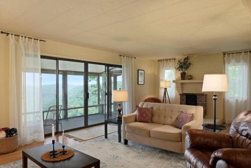 Sunrise Mountain Retreat-Summer Getaway in Jasper with a Hot Tub