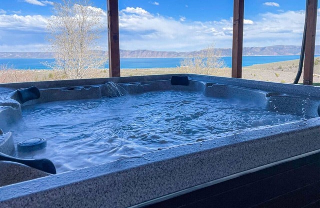 Sunrise Retreat Cabin- Spectacular views, hot tub!