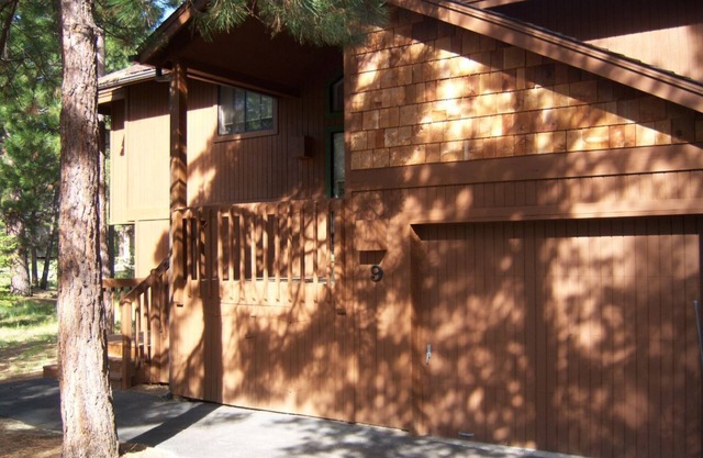 Sunriver Book Early and Save! Great, Quiet Location! 3 Bd/2 ba/Hot Tub! A/C!
