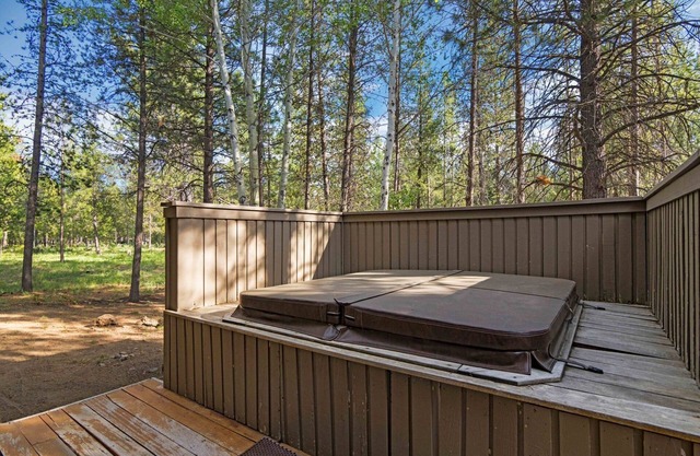 Sunriver with Hot Tub, Fireplace and Bikes