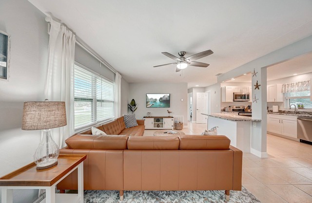 Sunroom | Master King & Games | 3.4 Miles to IRB