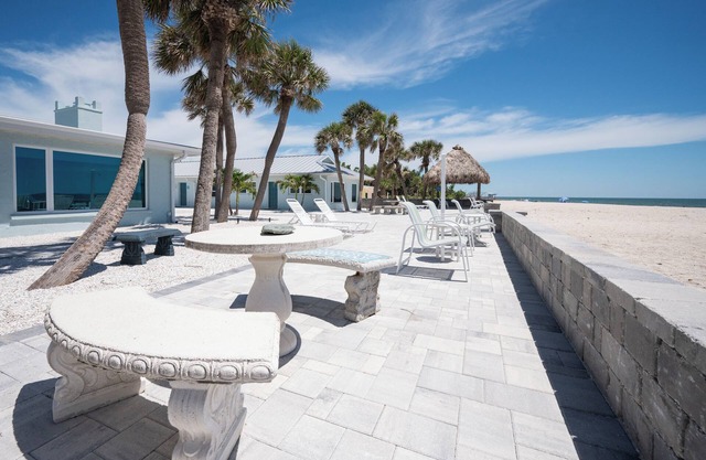 Sunset Boulevard - Beachfront with Tiki hut