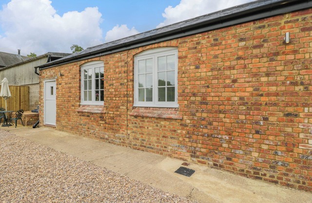 SUNSET COTTAGE, pet friendly, with a garden in Tiffield
