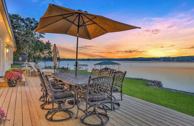 Sunset Lakehouse: Stunning Views + Lake Fun!