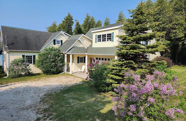 Sunset Lodge - right on Lake Michigan! Swim or watch the freighters go by