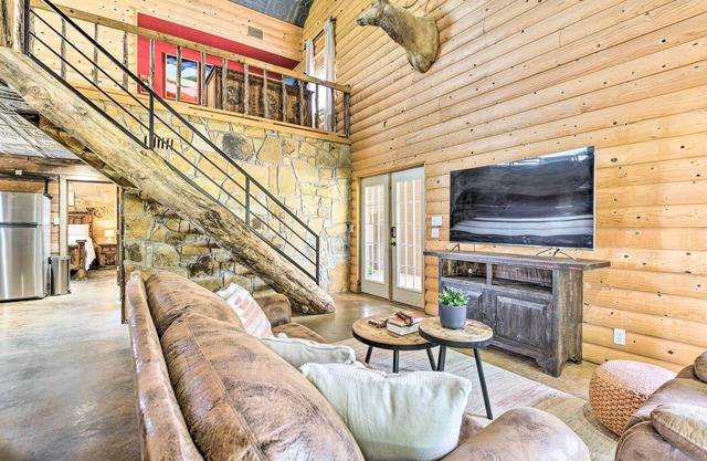 Sunset Ranch w/Pool & Hot Tub on 29 Acres!